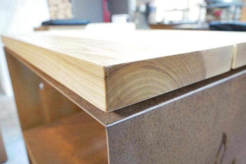 Table Brasero avec Planche à Découper et Rangement Bois